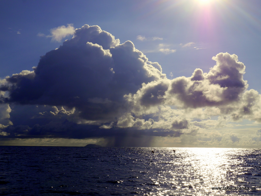 Rain clouds over isla montuosa.